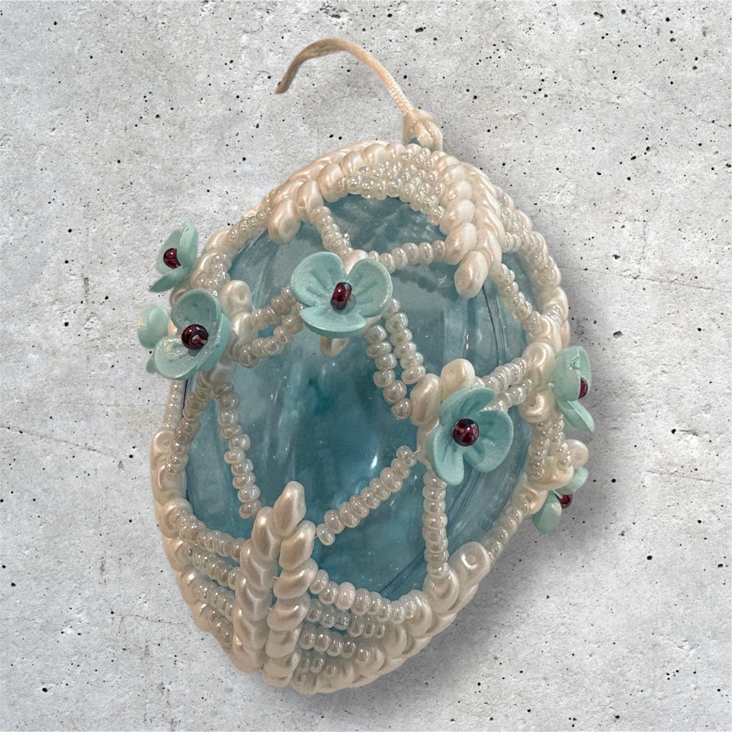 Handbesticktes Schmuck-Ei – Edition 2026