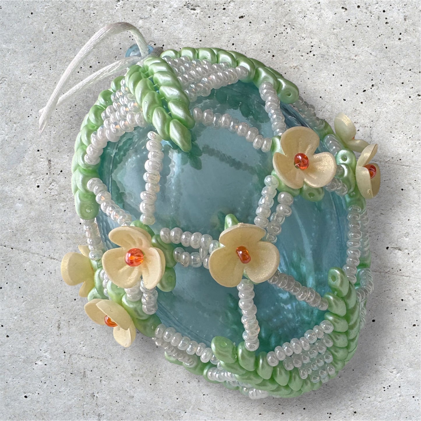 Handbesticktes Schmuck-Ei – Edition 2026